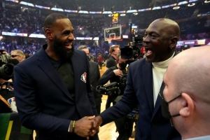 A-Smith：詹姆斯都快41了 还在靠刷数据让无知者以为他能成为GOAT